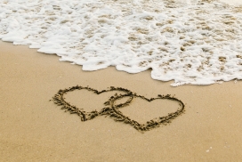沙滩上的双心拼图