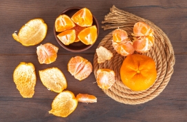 剥好的芦柑桔子与橘子皮