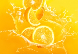 掉入橙汁中的脐橙水果片