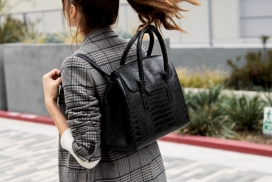 一条皮带可将手提包立刻变成手提袋，背包和办公室钱包的包