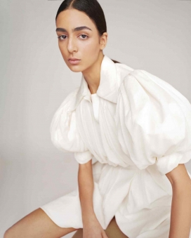诺拉·阿塔尔-现代白色“时尚新视界”奢侈品时装秀