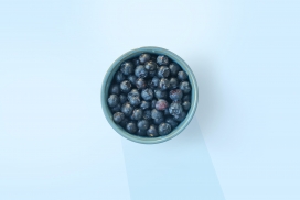装在碗里的黑色蓝莓水果