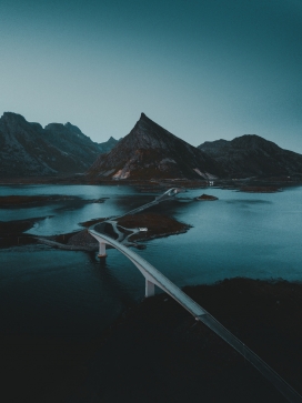 大山湖里的高架桥马路
