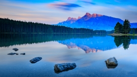美丽的蓝色山湖倒影