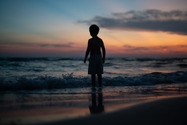 海滩前的小男孩
