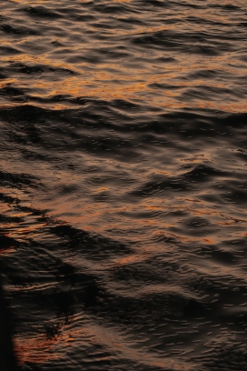 黄昏下的湖面