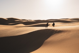 沙漠上的旅行情侣