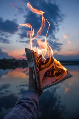 手握燃烧的书籍