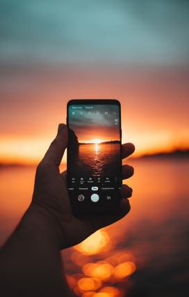 用手机拍夕阳湖的图片