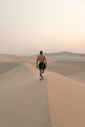 行走在沙漠中的肌肉男
