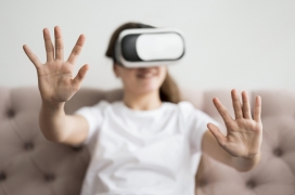 双手体验VR的女子