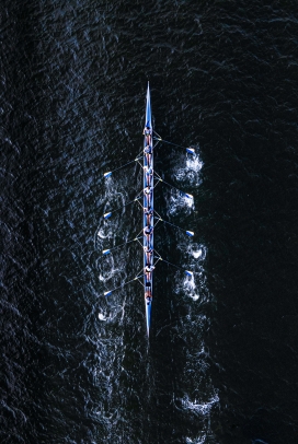 高空俯拍的皮划赛艇赛队图片