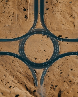 沙漠圆形交叉的路