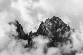 夏蒙尼周围山峰的单色黑白影像