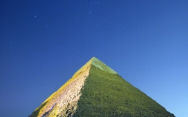 蓝天下的金字塔