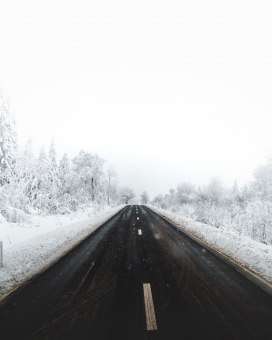 冬季的国道马路风景图