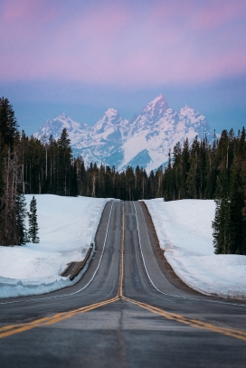 冬季雪山脚下的马路风景图片