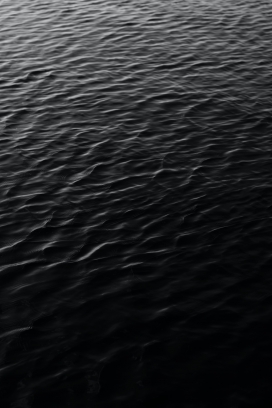 黑色湖面水波图