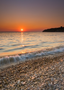 海滩日落夕阳图