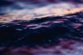 紫色波浪湖面