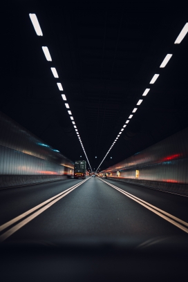 隧道马路夜景图