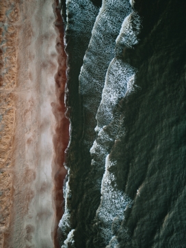 无人机高空拍摄的海浪浪花