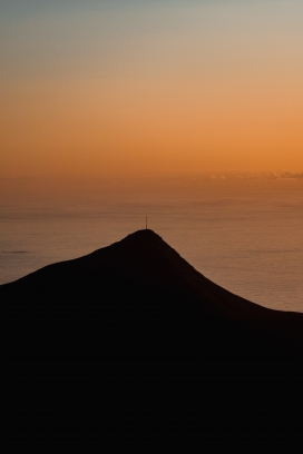 夕阳下的山峰图