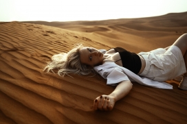 躺在细细沙浪上的金发美女