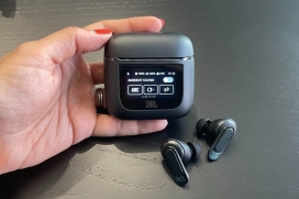 JBL目前推出一款充电盒上带有实际触摸屏显示的Tour PRO 2 TWS 耳塞