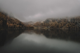 云雾下的湖泊小山村