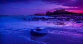 蓝紫色的湖泊风景图