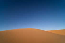 蓝天下的沙漠图