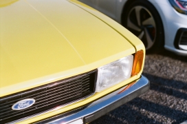 复古的黄颜色福特汽车