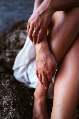 坐在沙滩的女性腿脚手图片