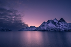 紫色雪山湖
