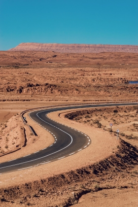 沙漠弯曲的公路图