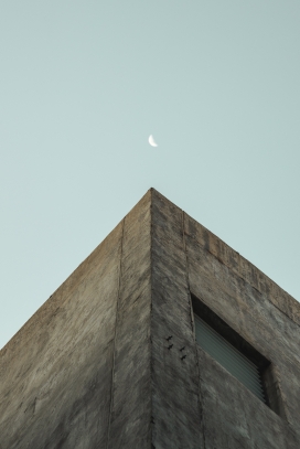 仰拍建筑上空的月亮