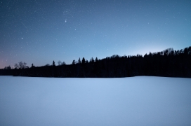 冬季户外雪景星空图