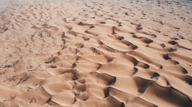 沙漠上的波浪坑洼图