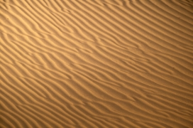 金黄色波浪层次沙漠图