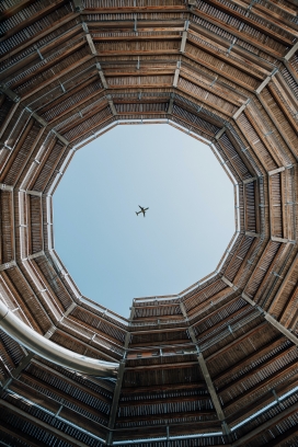 圆形建筑天井上空的飞机