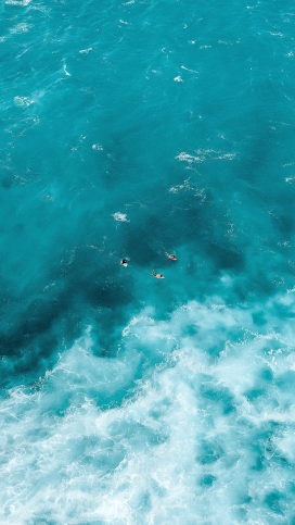 蓝色海洋中的皮划艇三人行