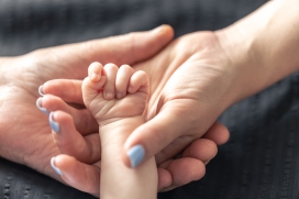 心与心的沟通-手握婴儿宝宝手