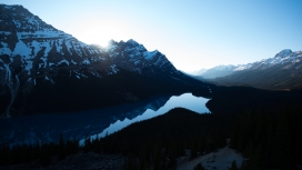 蓝色雪山湖倒影风景图