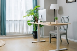 完美融合了实用性、美观性和可持续性的光滑竹立式办公桌