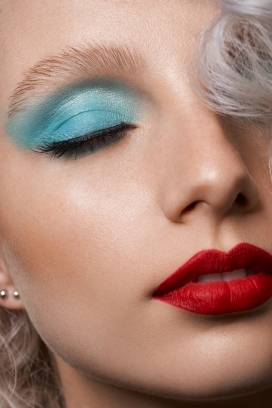 Glam-乌克兰女性蓝色眼影人像彩妆