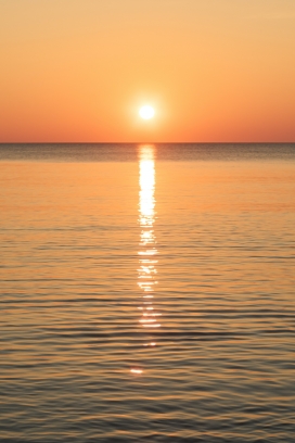 大海上的黄昏日落风景图