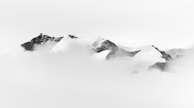 白色的冬季雪山图