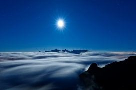 云海上课的月光风景图