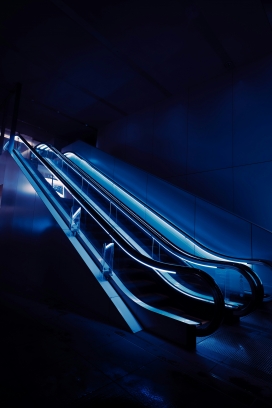 蓝色LED灯下的扶手电梯